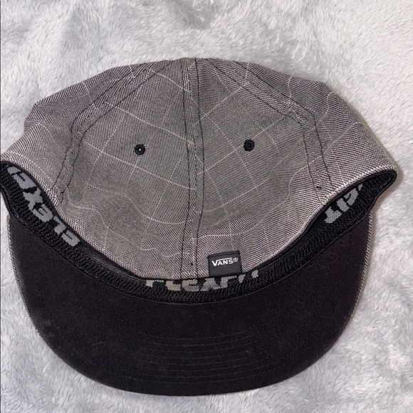 Vans Off The Wall Gray Plaid Flexfit Hat with Black Logo Patch size S-M L. New - Picture 7 of 8